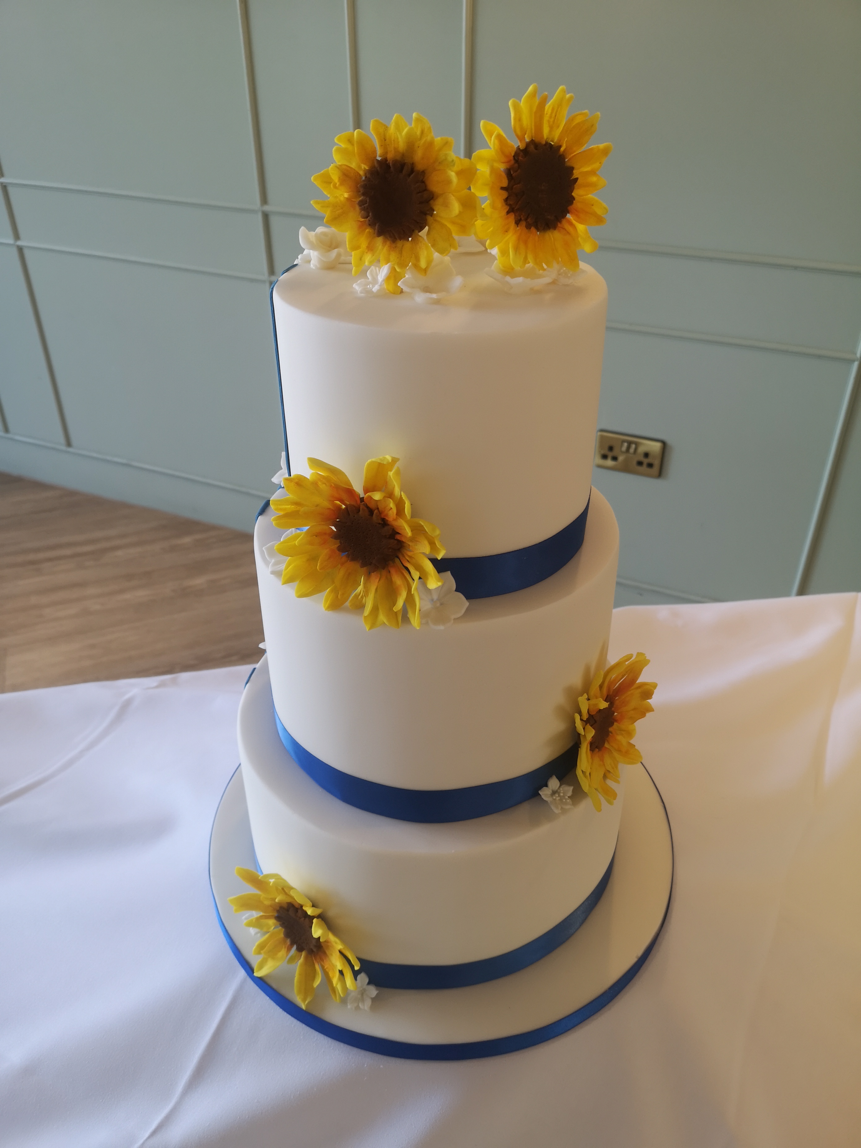 sunflower wedding cake front